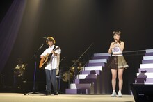 橋口洋平（wacci）とコラボする高城れに。（撮影：上飯坂一）