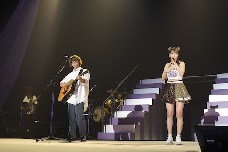 橋口洋平（wacci）とコラボする高城れに。（撮影：上飯坂一）