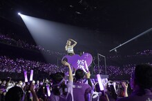 ゴンドラに乗って場内を移動する高城れに。（撮影：上飯坂一）