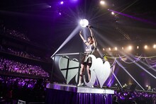 ゴンドラに乗って場内を移動する高城れに。（撮影：上飯坂一）