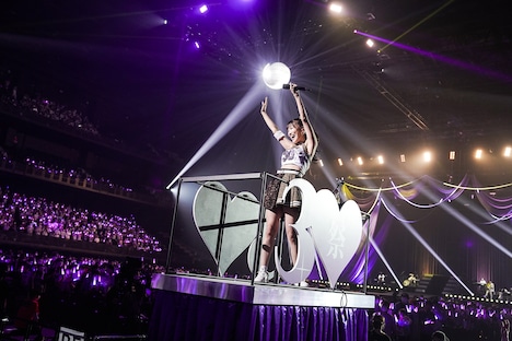 ゴンドラに乗って場内を移動する高城れに。（撮影：上飯坂一）