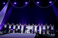 バンドメンバーやダンサーとともに観客に挨拶する高城れに。（撮影：上飯坂一）