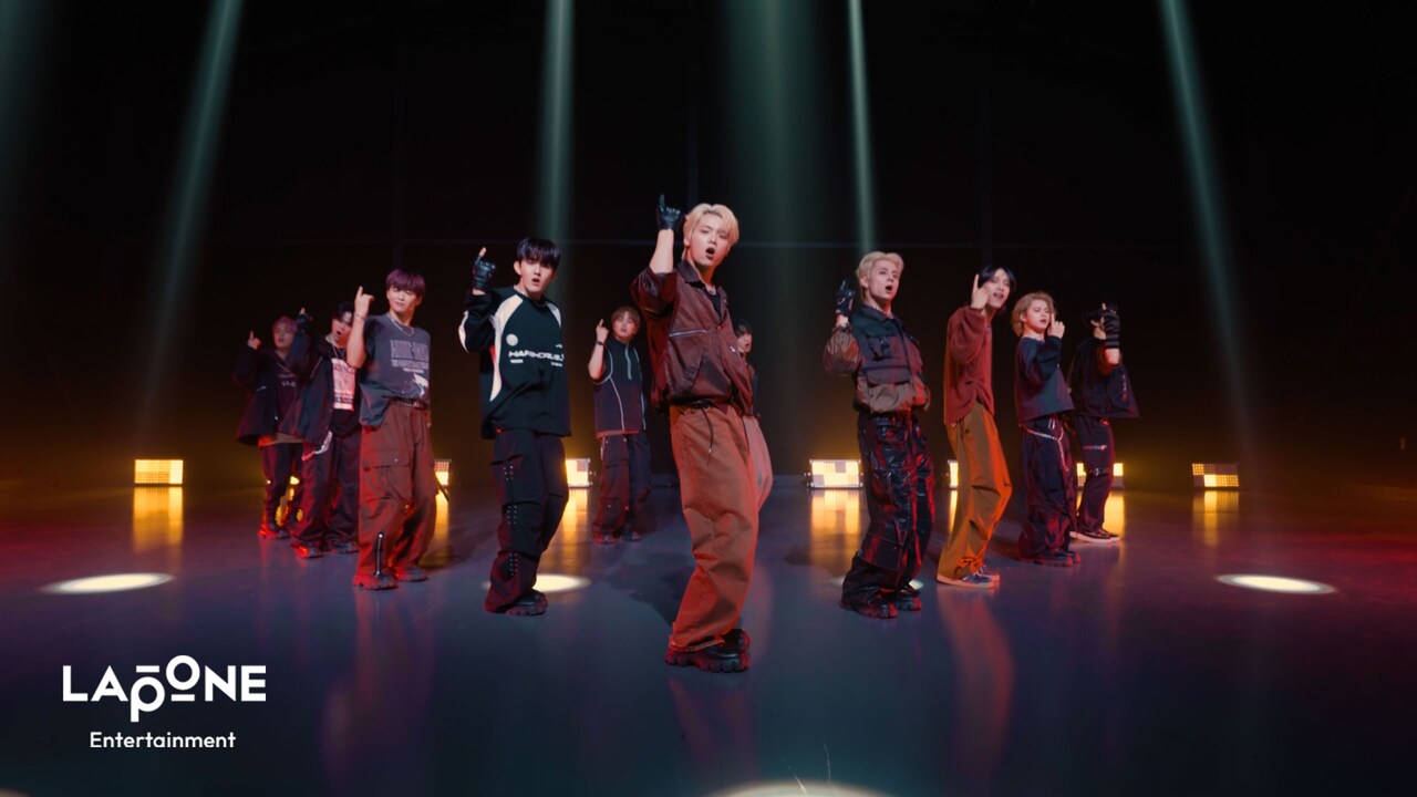 INI「DROP」コレオグラフィビデオより。