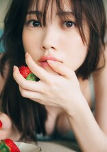 乃木坂46 田村真佑1st写真集「恋に落ちた瞬間」より。（撮影：藤原宏［Pygmy Company］）