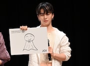 「逆さにしても使えます」と実用性をアピールし、得票数1位を勝ち取った木全翔也。