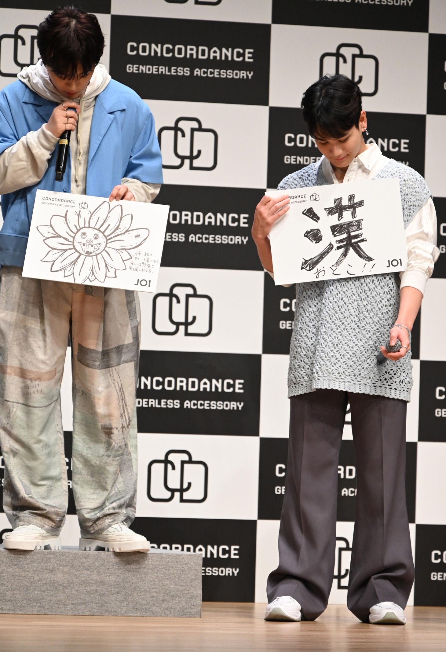 独特なイラストでメンバーを沸かせた、グループの年少組である鶴房汐恩（左）と豆原一成（右）。