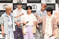 大平祥生の衣装をはだけさせる與那城奨（左）と川西拓実（右）。