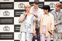 衣装をはだけさせられる與那城奨。その様子を覗き込む川尻蓮（一番右）。