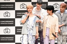 衣装をはだけさせられる與那城奨。その様子を覗き込む川尻蓮（一番右）。