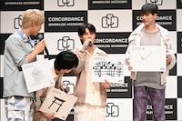 「CONCORDANCE、音符が足りないです！」と言いながら勢いよくフリップを公開した川西拓実（中央）。