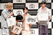 「CONCORDANCE、音符が足りないです！」と言いながら勢いよくフリップを公開した川西拓実（中央）。