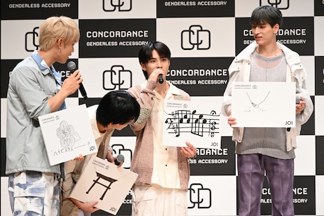 「CONCORDANCE、音符が足りないです!」と言いながら勢いよくフリップを公開した川西拓実(中央)。