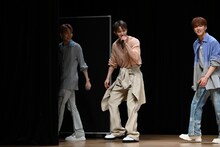 退場時にカニのようなポーズをした佐藤景瑚（中央）。