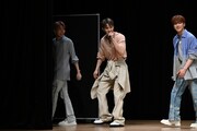 退場時にカニのようなポーズをした佐藤景瑚(中央)。