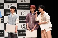 茶々を入れる木全翔也（右）。