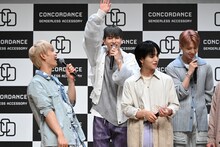 「バンジージャンプをやりたい人？」と尋ねられ、1人だけ意気揚々と挙手をする金城碧海。