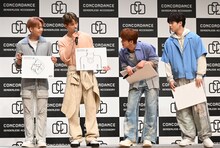 スーパーヒーローから着想を得た、とイラストを解説する佐藤景瑚（左から2番目）。