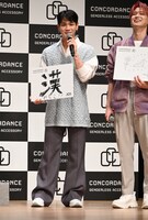 豆原一成（左）と白岩瑠姫（右）。