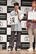 豆原一成(左)と白岩瑠姫(右)。