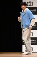 元気よく退場する鶴房汐恩。