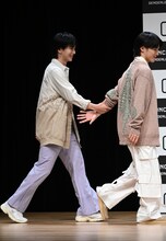 手を差し伸べた川西拓実の腕を掴みに行く大平祥生（左）。