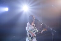 塩塚モエカ（Vo, G）