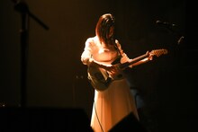 塩塚モエカ（Vo, G）