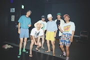 never young beachとサポートメンバーの下中洋介(G / DYGL)、香田悠真(Key)。