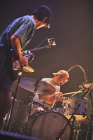 左から下中洋介（G / DYGL）、鈴木健人（Dr）。