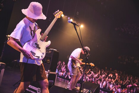 左から巽啓伍(B)、岡田拓郎(G)。