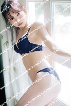 乃木坂46 田村真佑1st写真集「恋に落ちた瞬間」より、セブンネット特典ポスターの絵柄。（撮影：藤原宏［Pygmy Company］）