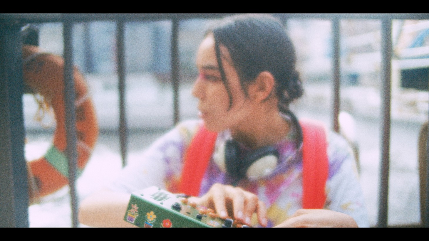 Maika Loubté「Rainbow Light Eyes」ミュージックビデオより。