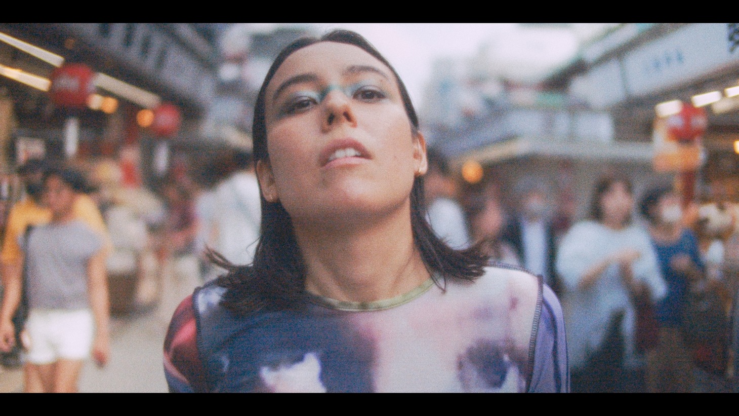Maika Loubté「Rainbow Light Eyes」ミュージックビデオより。