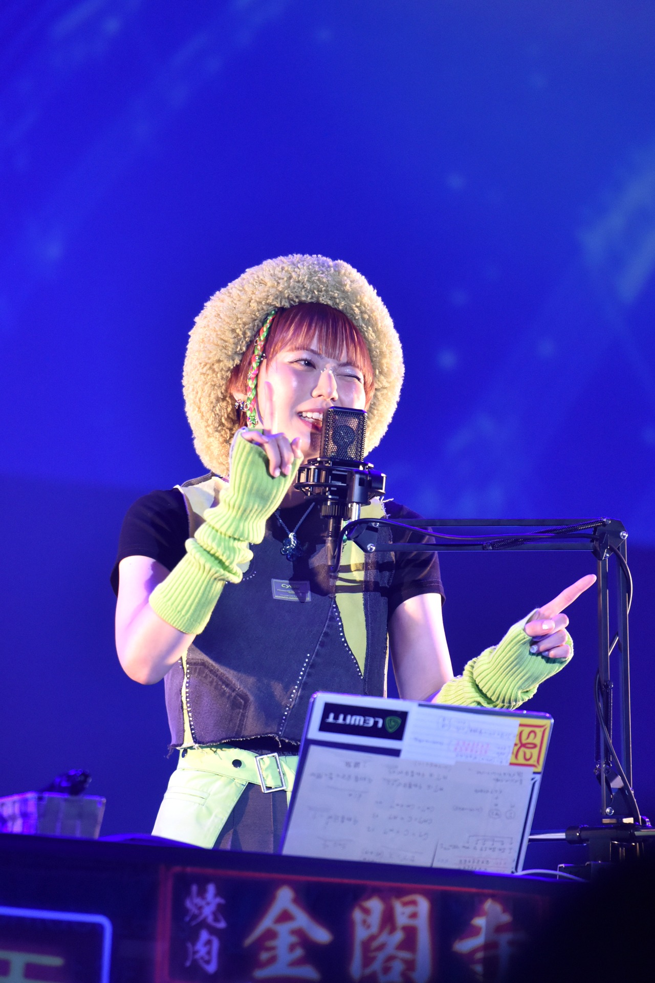 安本彩花