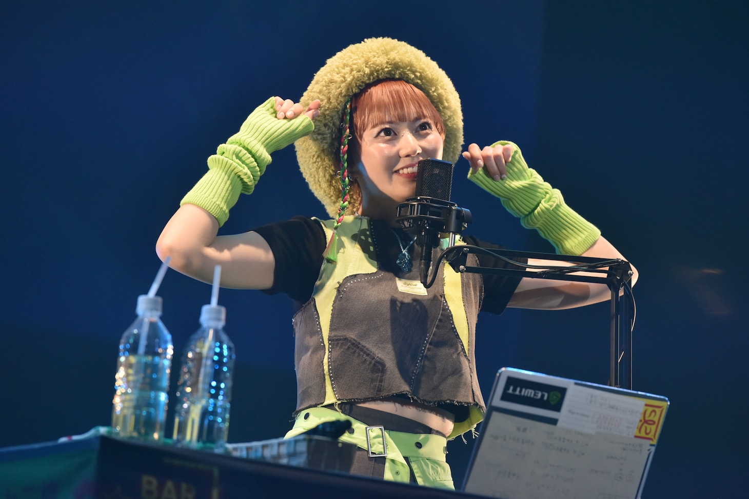 安本彩花