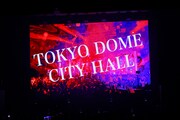 東京・TOKYO DOME CITY HALL公演の告知映像が流れる会場のスクリーン。（撮影：笹森健一）