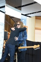 抱き合うエドワード・コール氏とLUNA SEAのJ（B）。