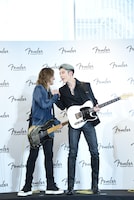 握手をするLUNA SEAのJ（B）とMIYAVI。