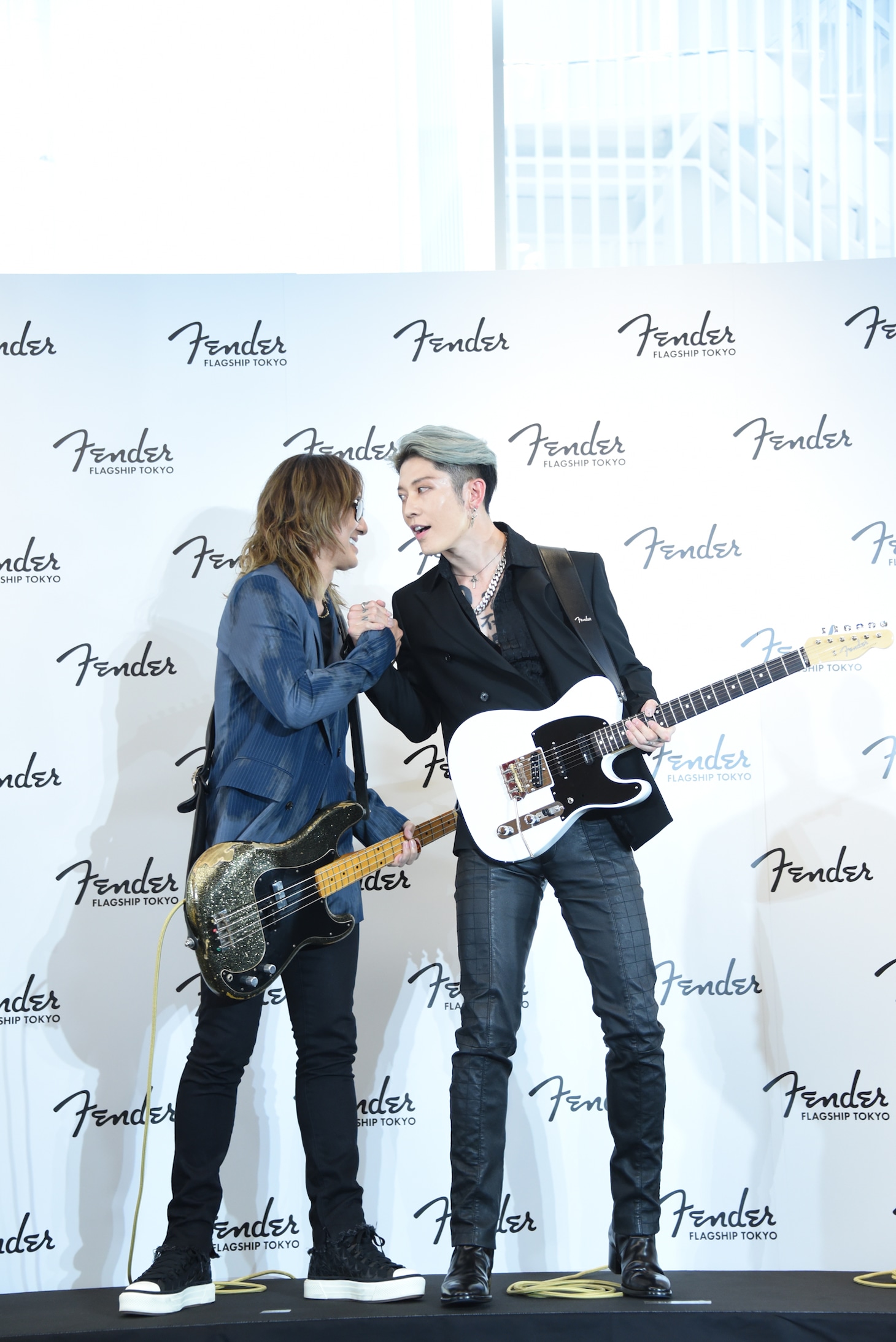 握手をするLUNA SEAのJ（B）とMIYAVI。