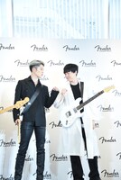 拳を合わせるMIYAVIとフジファブリックの山内総一郎（Vo, G）。