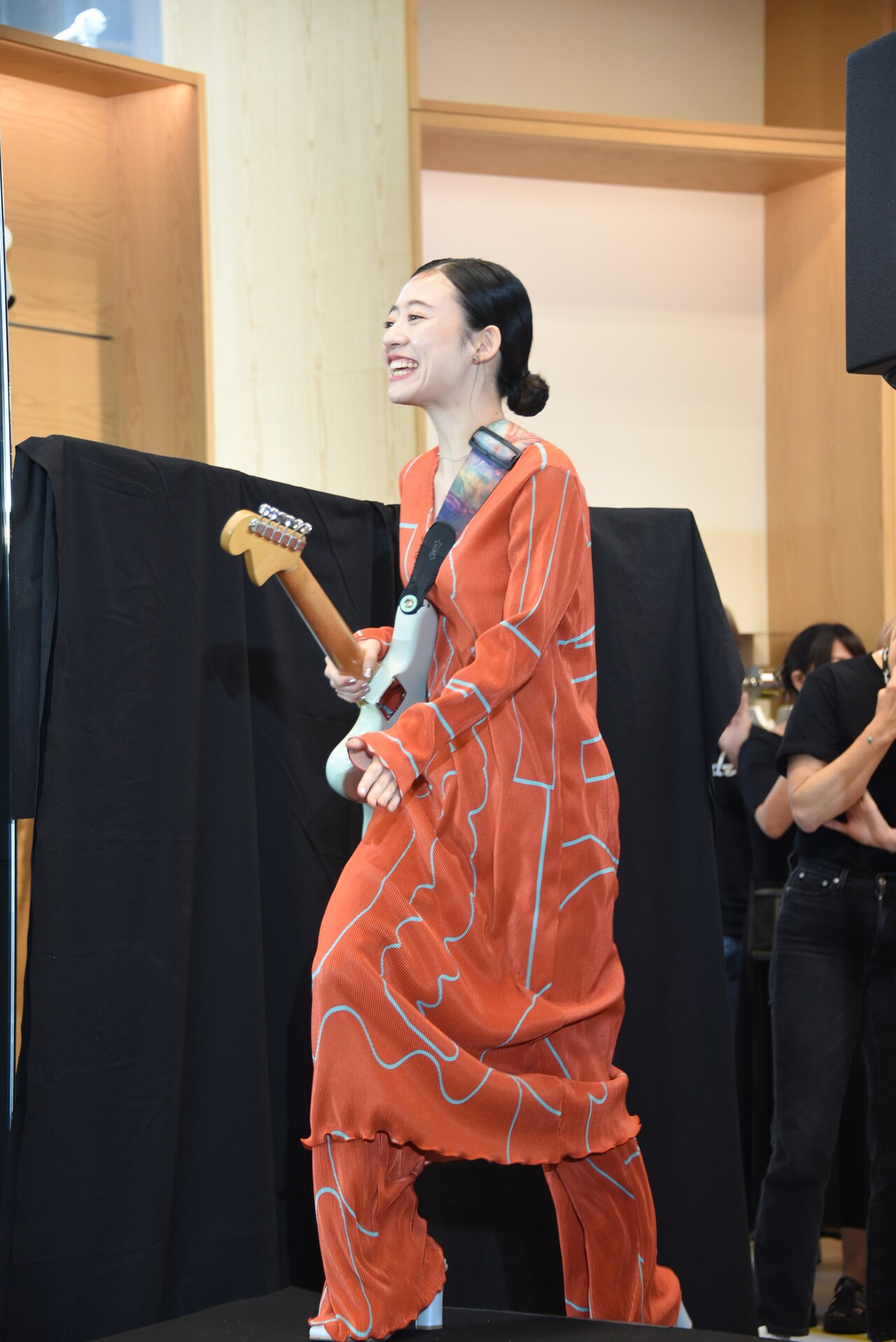 羊文学の塩塚モエカ（Vo, G）。 - Ken、MIYAVI、山内総一郎、弓木英