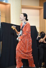 羊文学の塩塚モエカ（Vo, G）。