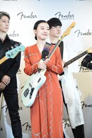 羊文学の塩塚モエカ（Vo, G）。