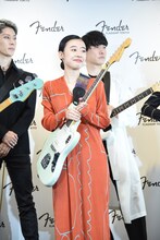 羊文学の塩塚モエカ（Vo, G）。