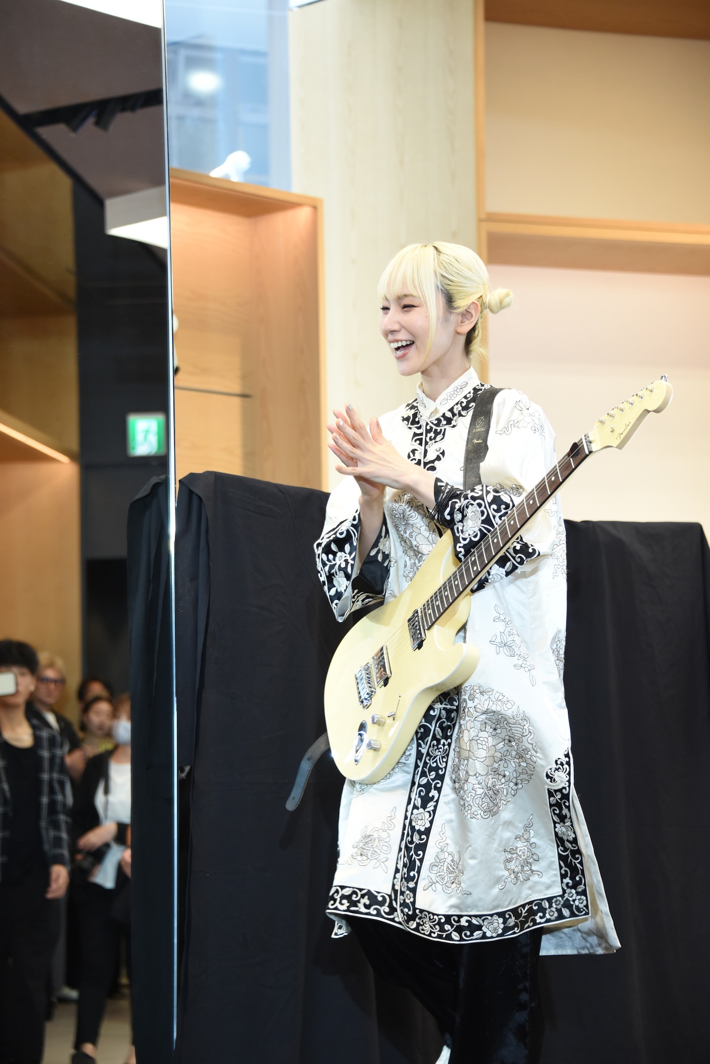 SCANDALのMAMI（G, Vo）。