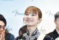 SCANDALのHARUNA（Vo, G）。