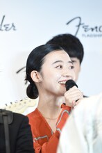 羊文学の塩塚モエカ（Vo, G）。