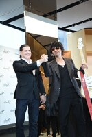 エドワード・コール氏とL'Arc-en-CielのKen（G）。