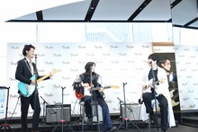 セッションをする霜降り明星の粗品、のん、フジファブリックの山内総一郎（Vo, G）。