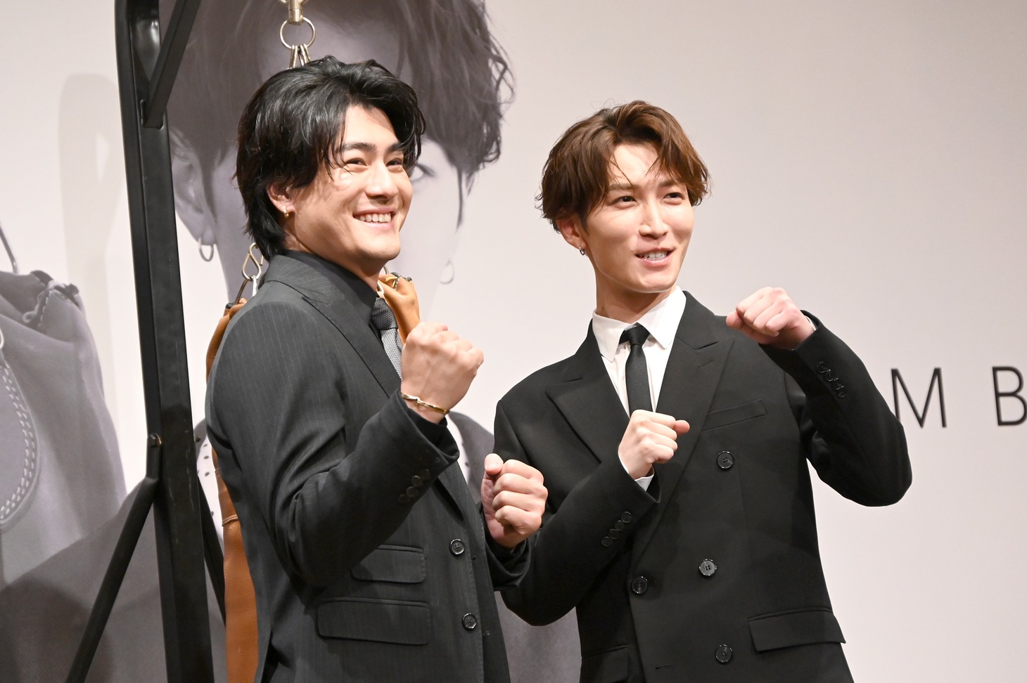 ファイティングポーズを見せる森本慎太郎（左）、渡辺翔太（右）。